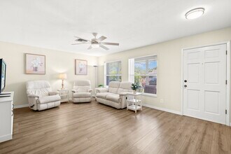 695 104th Ave N in Naples, FL - Foto de edificio - Building Photo