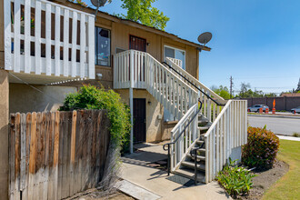 2400 Bay St in Bakersfield, CA - Building Photo - Building Photo