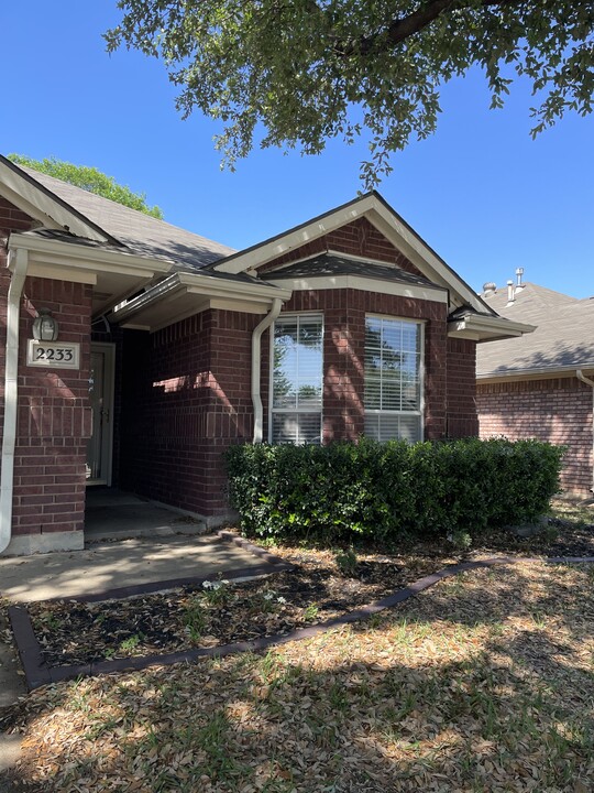 2233 Tiffany Glenn Ct in Bedford, TX - Building Photo