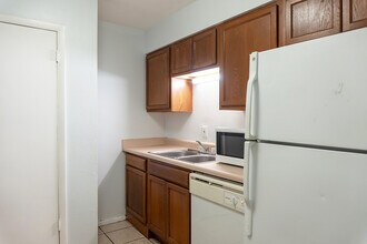 2020 Continental Ave in Tallahassee, FL - Building Photo - Building Photo