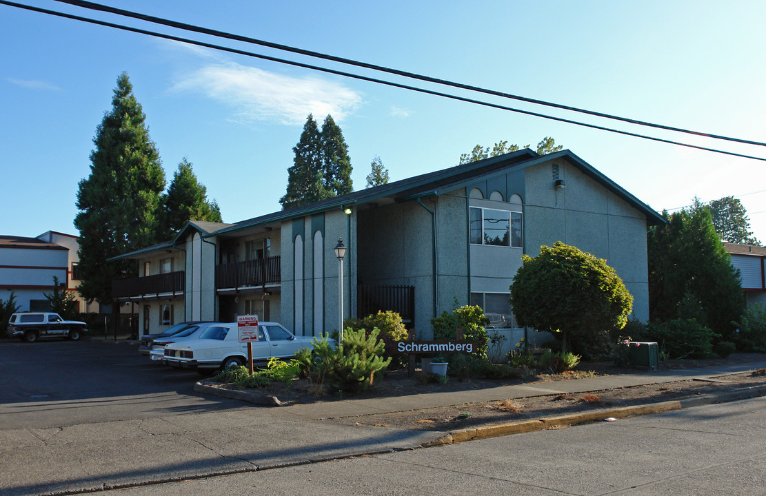 1754 J St in Springfield, OR - Foto de edificio