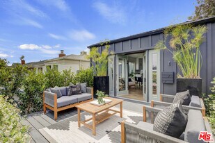 2815 S Holt Ave in Los Angeles, CA - Building Photo