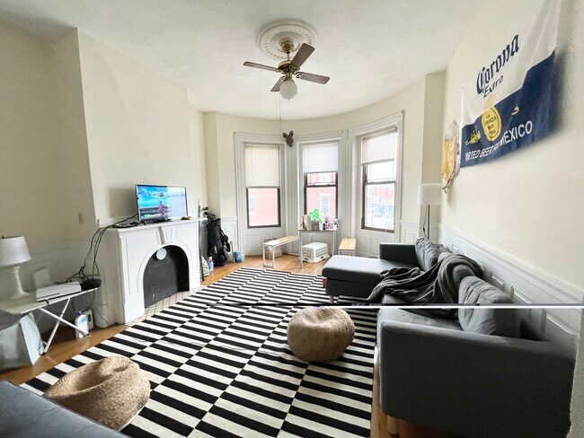 1451 Tremont St, Unit 2R in Boston, MA - Foto de edificio - Building Photo