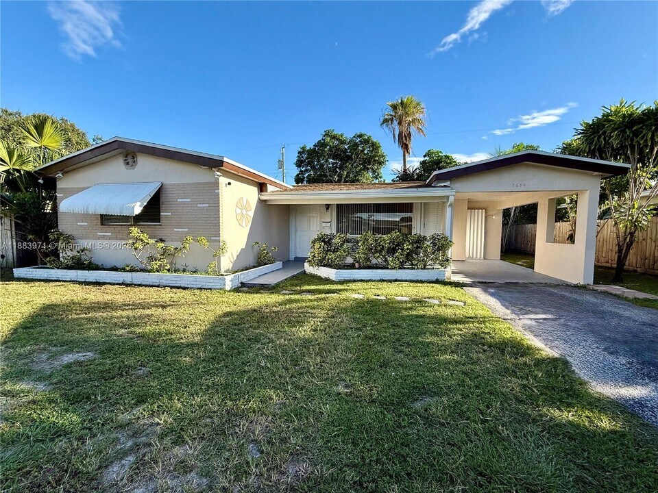 7654 Indigo St in Miramar, FL - Building Photo