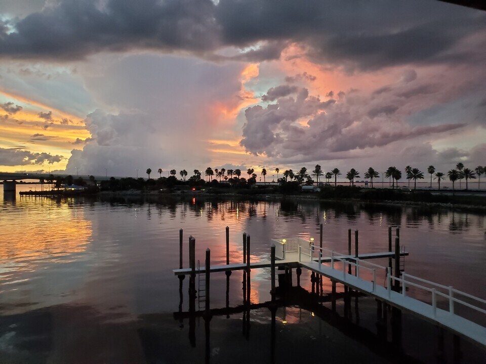 174 Golden Gate Pt, Unit Harbor House in Sarasota, FL - Building Photo