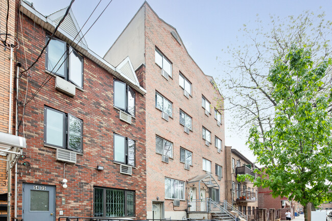 5437 101st St in Corona, NY - Foto de edificio - Building Photo