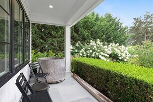 28 Parkway Dr in Sag Harbor, NY - Building Photo