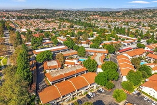 Camarillo Oaks in Camarillo, CA - Building Photo
