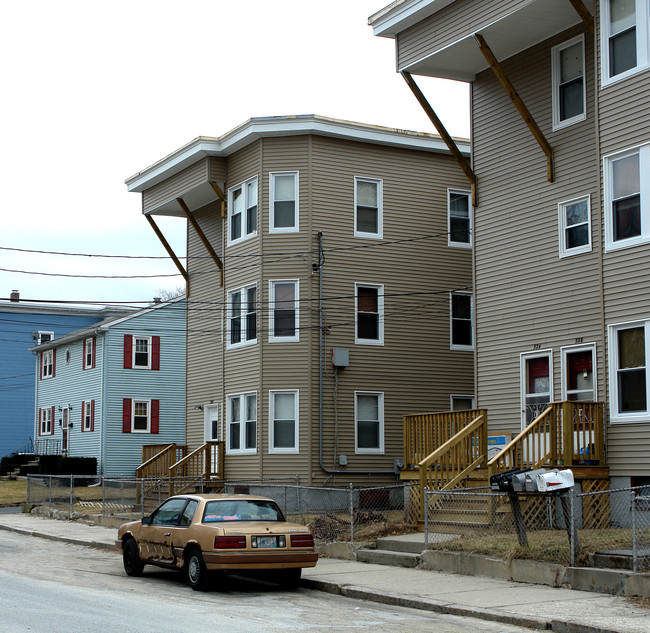 314-320 4th Ave in Woonsocket, RI - Foto de edificio - Building Photo