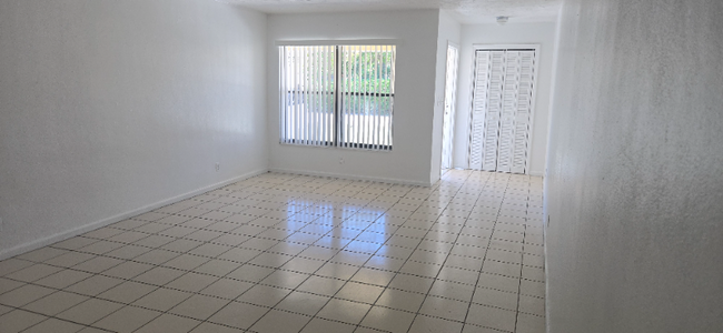 7012 NW 79th Ave in Tamarac, FL - Foto de edificio - Building Photo
