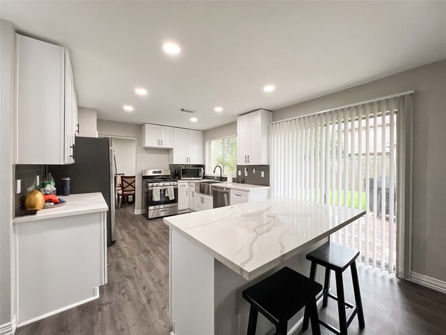 2324 Colleen Dr in Pearland, TX - Foto de edificio - Building Photo
