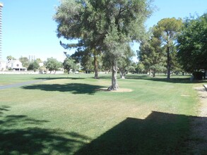 3181 Pinehurst Dr in Las Vegas, NV - Foto de edificio - Building Photo