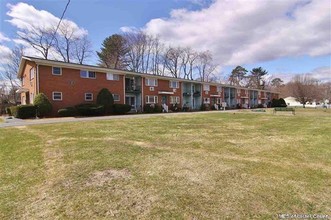 Plaza Garden Apartments in Saugerties, NY - Foto de edificio - Building Photo