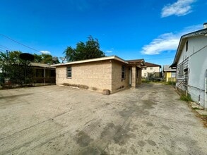 3703 Flores Ave in Laredo, TX - Foto de edificio - Building Photo