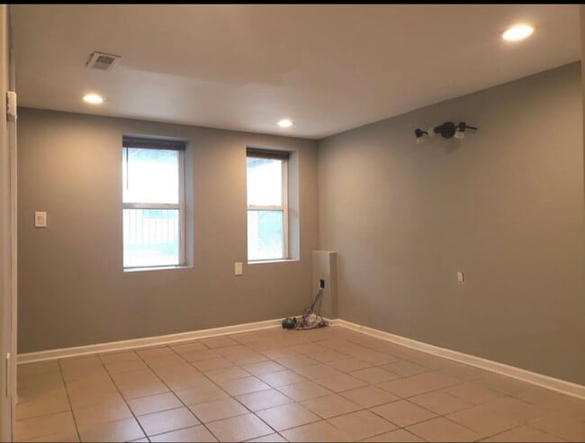 2214 N Mango Ave in Chicago, IL - Building Photo - Building Photo