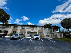 6676 SW 115th Ct, Unit 404 in Miami, FL - Foto de edificio - Building Photo