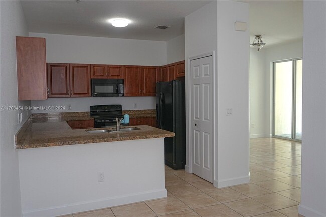 10242 NW 7th St, Unit 204 in Miami, FL - Building Photo - Building Photo