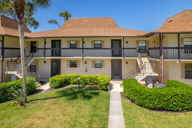 Fairway Pines Condominiums in Bonita Springs, FL - Foto de edificio - Building Photo