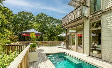 18 Spring Pond Ln in Southampton, NY - Building Photo - Building Photo