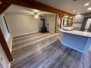 951 S Rimrock Rd in Prineville, OR - Foto de edificio - Building Photo