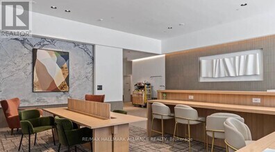 395 Square One Dr in Mississauga, ON - Building Photo - Building Photo