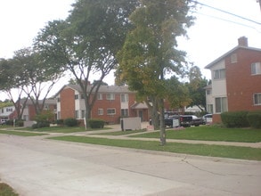 7146 Harding St, Unit 101 in Taylor, MI - Foto de edificio - Building Photo