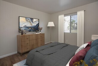 Walnut Garden Apartments in Carmichael, CA - Foto de edificio - Building Photo