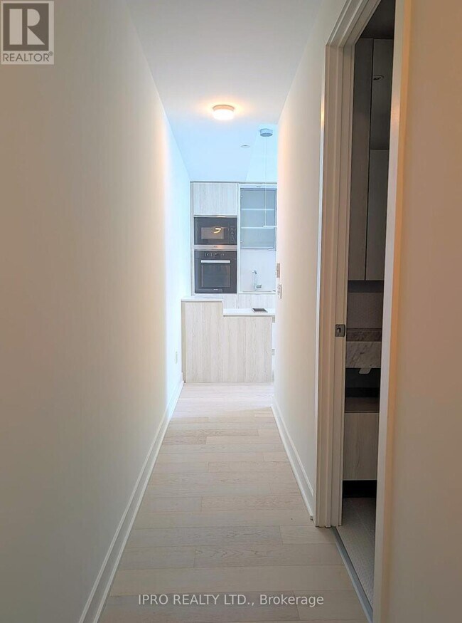 11-3311 Yorkville Ave in Toronto, ON - Building Photo - Building Photo