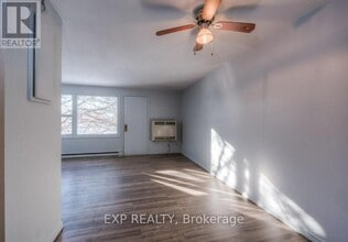 1200 Courtland Ave E in Kitchener, ON - Building Photo - Building Photo