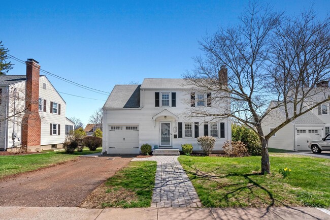 10 Greenacres Ave in West Hartford, CT - Building Photo - Building Photo