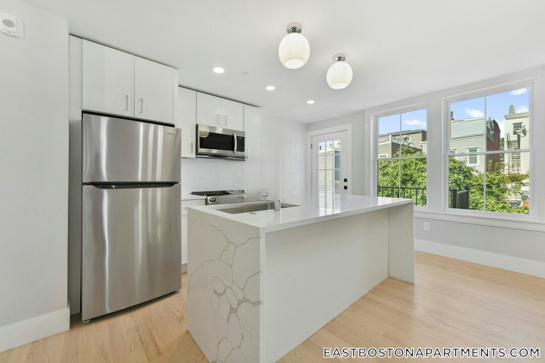 228 Princeton St in Boston, MA - Building Photo