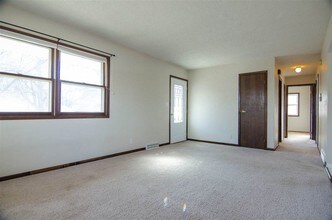 1003 Olive St in Cedar Falls, IA - Building Photo - Building Photo