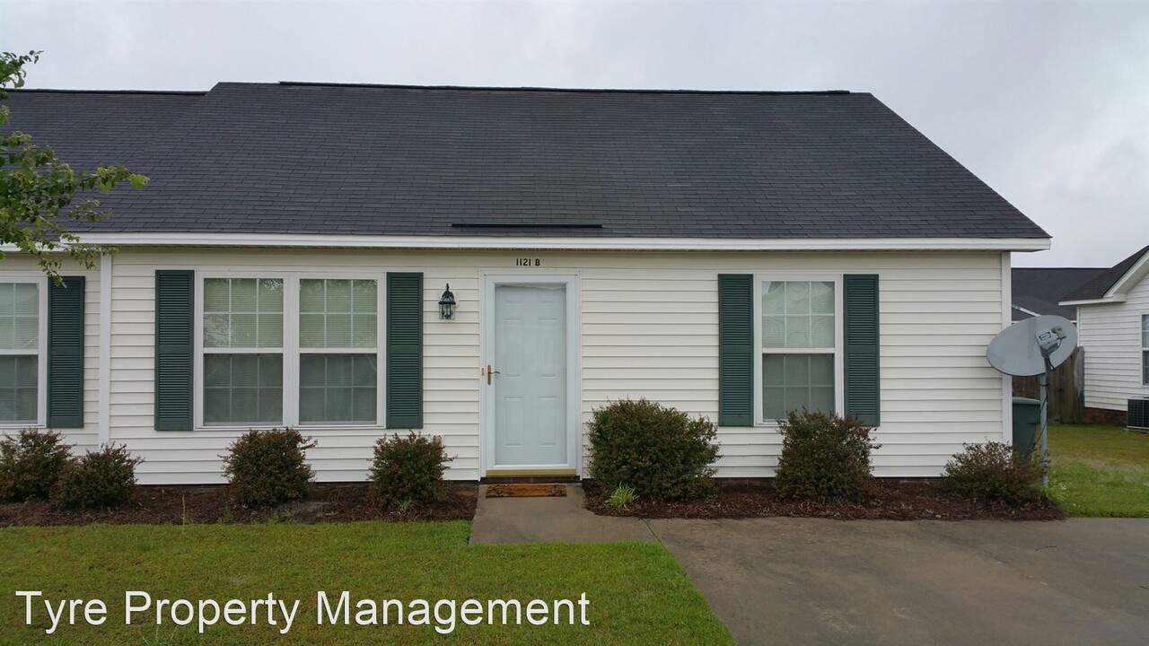 1121 Nicklaus Dr in Greenville, NC - Building Photo