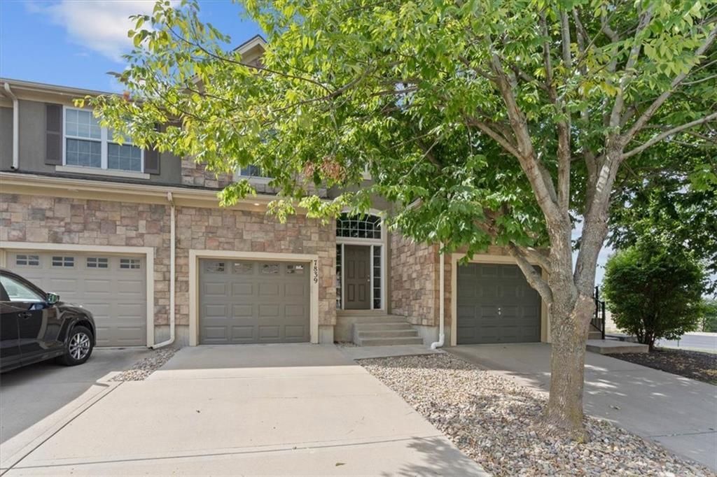 7839 W 158th Ct in Overland Park, KS - Foto de edificio
