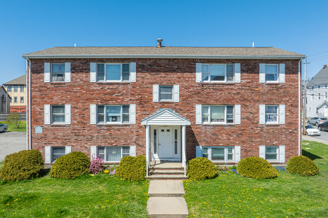 135 Montaup ST in Fall River, MA - Foto de edificio - Building Photo