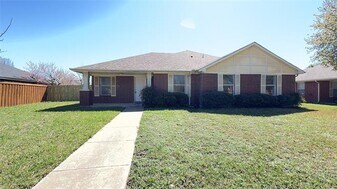 7632 Livvie Meador Ln in Dallas, TX - Building Photo