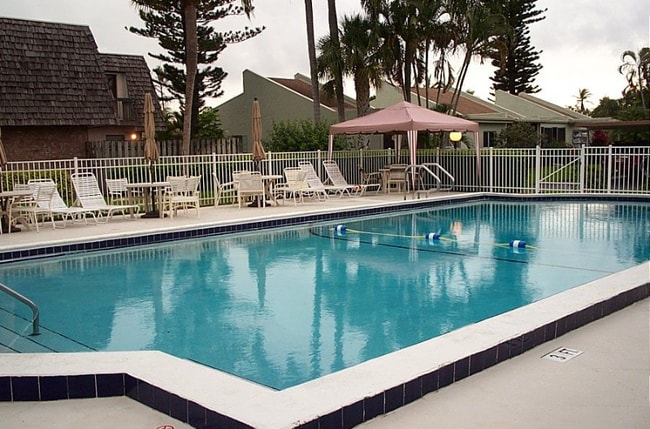 490 Charlemagne Blvd in Naples, FL - Building Photo - Building Photo