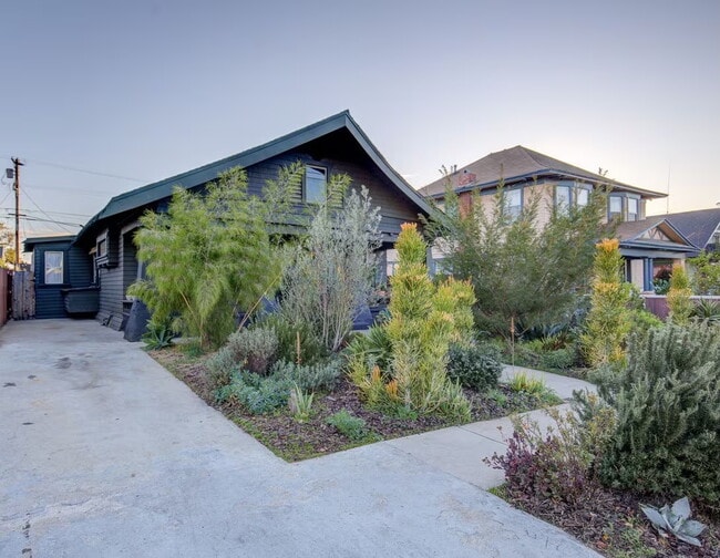 2174 W 30th St, Unit 2174 (left) in Los Angeles, CA - Building Photo - Building Photo