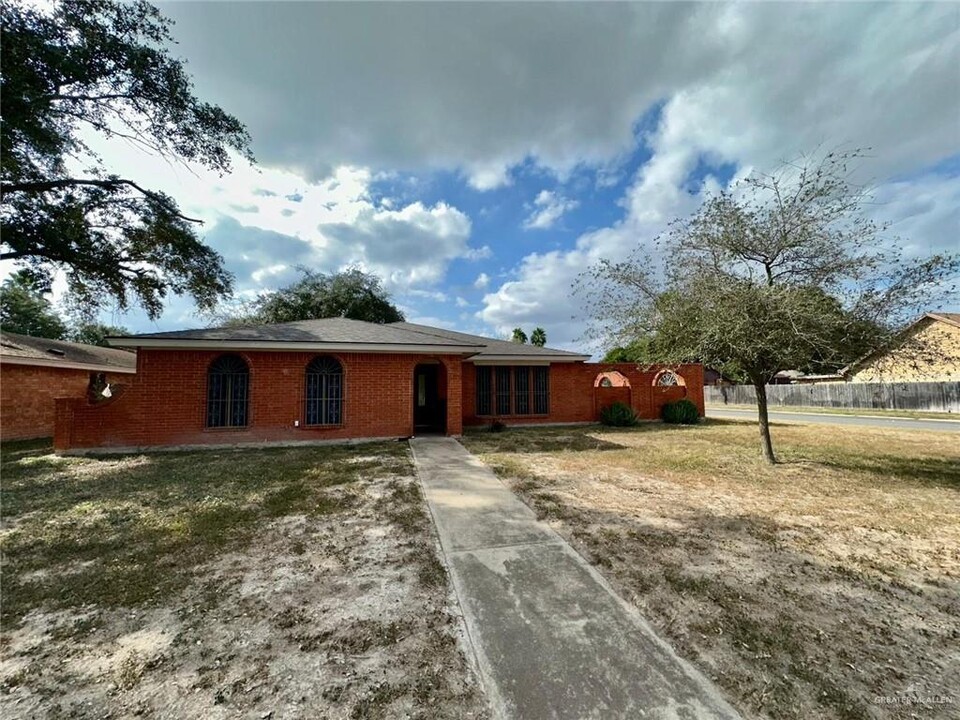 6109 N 14 1/2 St in McAllen, TX - Building Photo