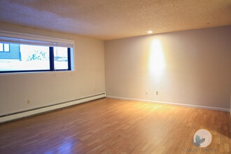 16 Glacier Ave, Unit 13 in Fairbanks, AK - Foto de edificio - Building Photo
