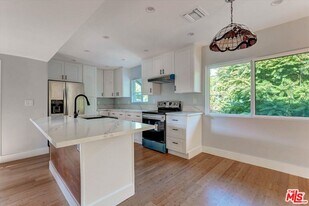 5726 Woodman Ave in Los Angeles, CA - Building Photo