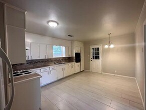 720 S 9th St in Nederland, TX - Building Photo - Building Photo