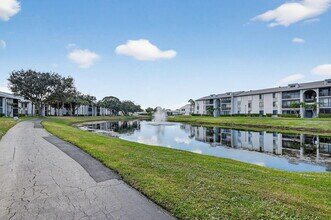 1013 Green Pine Blvd in West Palm Beach, FL - Building Photo - Building Photo