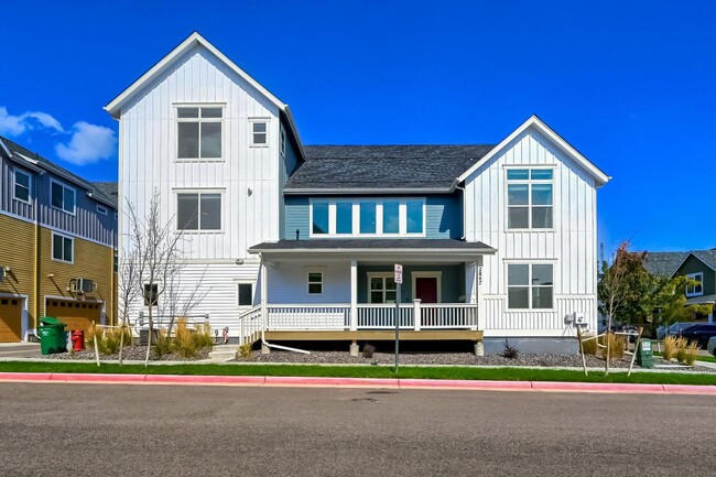 property at 2847 S Fox St