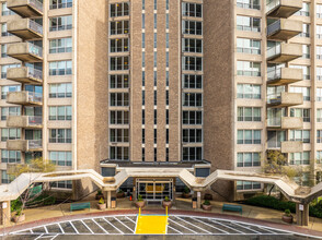 Green Hill Condominiums in Wynnewood, PA - Foto de edificio - Building Photo