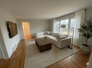 1900 Holly Way in Lansing, MI - Foto de edificio - Building Photo