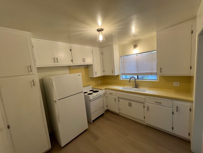 2504 Drake St, Unit 2504