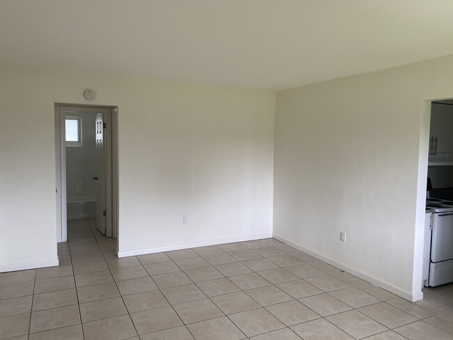 7400 Pembroke Rd, Unit 10 in Miramar, FL - Building Photo - Building Photo