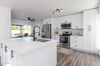 2936 W Michelle Dr in Phoenix, AZ - Building Photo - Building Photo