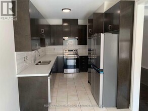 8 Tustin Rd in Brampton, ON - Building Photo - Building Photo